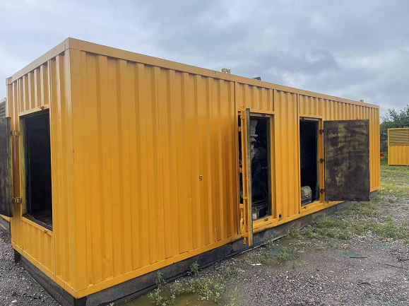 1000KW大型静音发电机基地调试