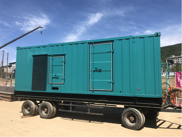 全新大型发电机到达工地现场